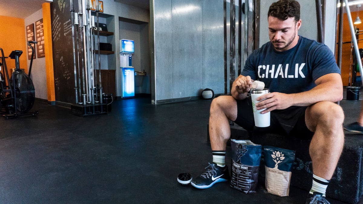 Professionnel de la nutrition sportive conseillant un athlète